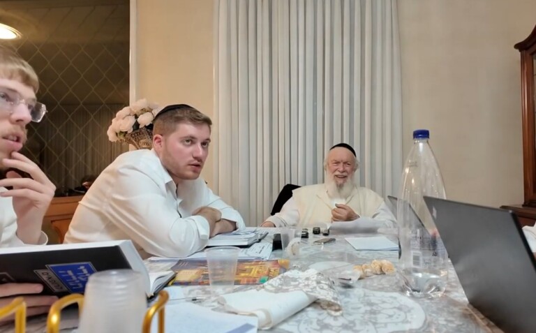 נוסעים ברכב לבית הכנסת? הגר"י זילברשטיין נגד המתעצלים ללכת ברגל