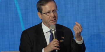 הרצוג לאנשי נתניהו: מצפה שגם הצד השני יבוא לחדר