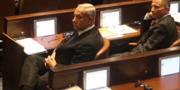 האם נתניהו יהפוך את הצעת חוק הגיוס להצבעת אמון?