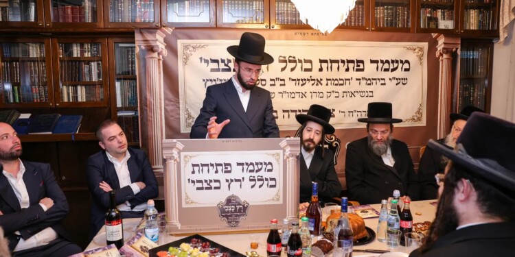 מעמד פתיחת כולל ‘רץ כצבי’ בסערט ויז’ניץ