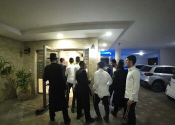 קריית אתא: מפגינים הפתיעו את מפקד כלא 10 בהפגנה תחת ביתו