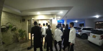 קריית אתא: מפגינים הפתיעו את מפקד כלא 10 בהפגנה תחת ביתו