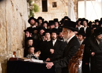 האדמו”ר מסערט ויז’ניץ שליט”א בכותל המערבי ערב חג שבועות