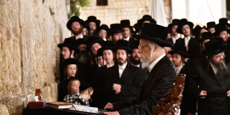 האדמו”ר מסערט ויז’ניץ שליט”א בכותל המערבי ערב חג שבועות