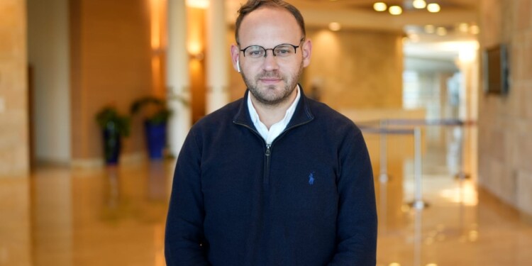 עקיבא ווייס עוזב את העיתונות ועובר לתחום היח”צ