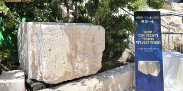 אבן הכותל במשקל 5 טון הוחזרה למקומה
