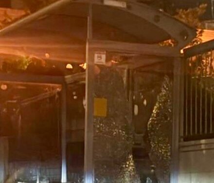 ביתר עילית: נעצרו נערים שביצעו ונדליזם בתחנות אוטובוס