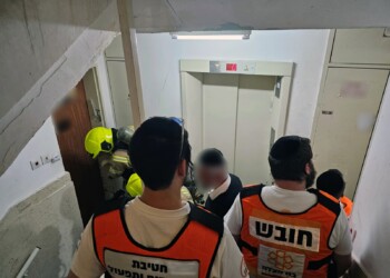 ביתר עילית: שני ילדים חולצו משריפה בביתם