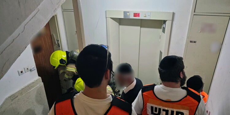 ביתר עילית: שני ילדים חולצו משריפה בביתם