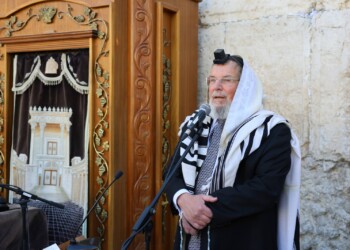 בדרכו מהתפילה הרב הראשי נפגע בתאונת דרכים