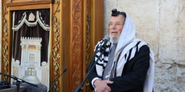 בדרכו מהתפילה הרב הראשי נפגע בתאונת דרכים