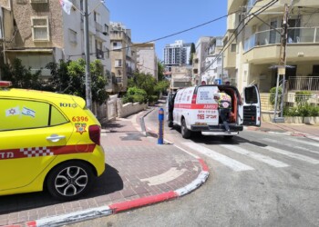 בני ברק: גבר פונה במצב בינוני לאחר שנפל מסולם