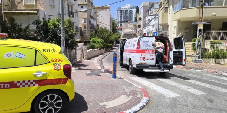 בני ברק: גבר פונה במצב בינוני לאחר שנפל מסולם