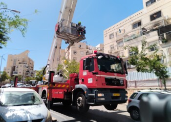 מודיעין עילית: שלושה לכודים ביניהם תינוק חולצו מדירה שנשרפה
