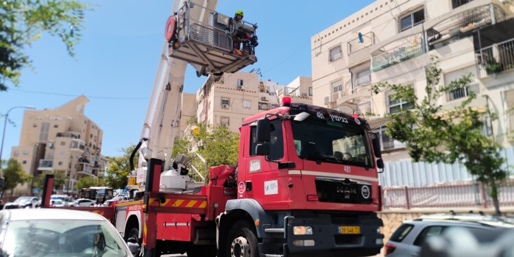 מודיעין עילית: שלושה לכודים ביניהם תינוק חולצו מדירה שנשרפה