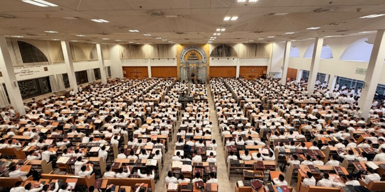 אלפי בחורים במעמד הכנה לקבלת התורה עם מרן הגרמ”ה הירש