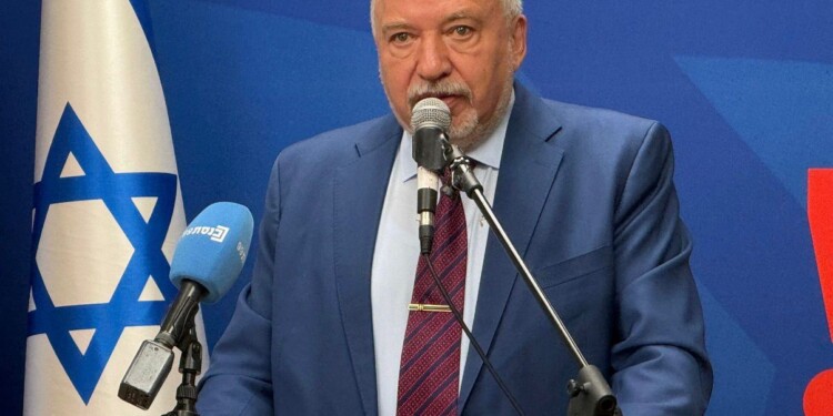 ליברמן נגד אייזנקוט: קודם מכהנים כשר ורק אח”כ לראש ממשלה