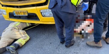 ירושלים: חולצה הולכת רגל שנלכדה תחת משאית בנווה יעקב – מצבה קשה