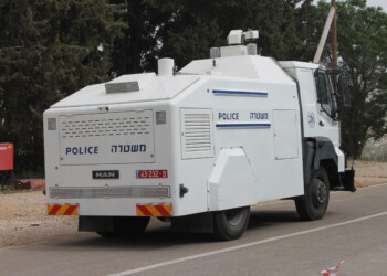 הסוף לשימוש בנוזל “בואש” ומים כחולים בהפגנות
