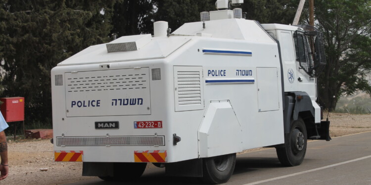 הסוף לשימוש בנוזל “בואש” ומים כחולים בהפגנות