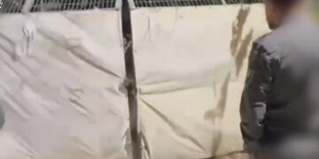 צפו: כך פרצו את השער של תחנת המשטרה – 8 נעצרו