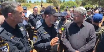 צפו: המפכ”ל מתדרך את השר בן גביר בזירת הפיגוע