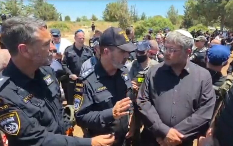 צפו: המפכ"ל מתדרך את השר בן גביר בזירת הפיגוע