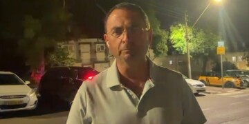 צפו: רסיס נפל על רכב ביקנעם – ראש העיר הגיב