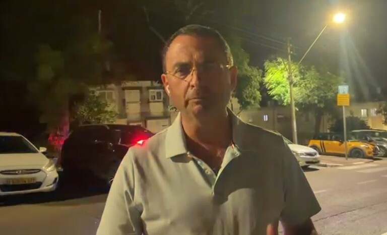 צפו: רסיס נפל על רכב ביקנעם - ראש העיר הגיב