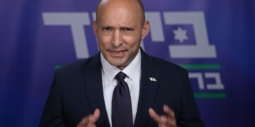 עושה פוליטיקה: בנט זה נרמול טפטופים מאיראן