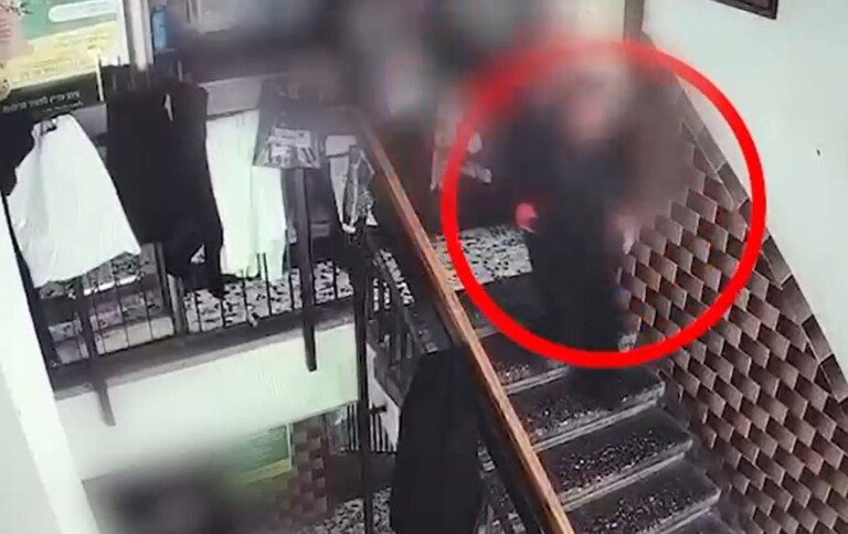 התיעוד הקשה מהכולל: ידיים מגועלות בדם הנרצח