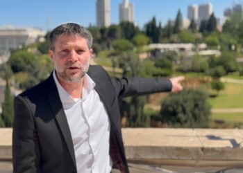 סמוטריץ’ לבג”צ: ״העם הוא הריבון – שלא תעזו להרוס את הדמוקרטיה”