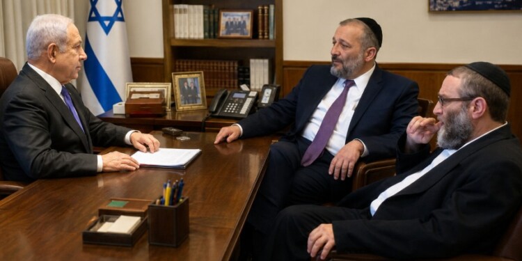 דרעי וגפני נפגשים עם נתניהו בניסיון למצוא פתרון להמשך חקיקה