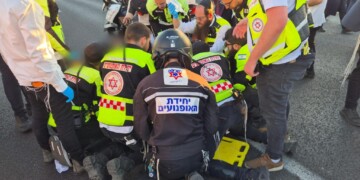 מחלף גנות: מפגין חרדי נפצע באורח קשה מפגיעת אופנוע