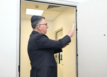 ישראל מגיעה לפסיפיק: שר החוץ פתח וקבע מזוזה בשגרירות ישראל בפיג׳י