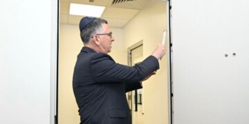 ישראל מגיעה לפסיפיק: שר החוץ פתח וקבע מזוזה בשגרירות ישראל בפיג׳י