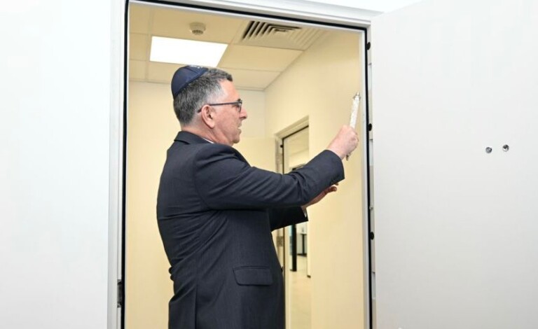 ישראל מגיעה לפסיפיק: שר החוץ פתח וקבע מזוזה בשגרירות ישראל בפיג׳י