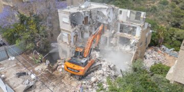 חיפה: החלה הריסת הבניין שנפגע מטיל בשכונת ורדיה