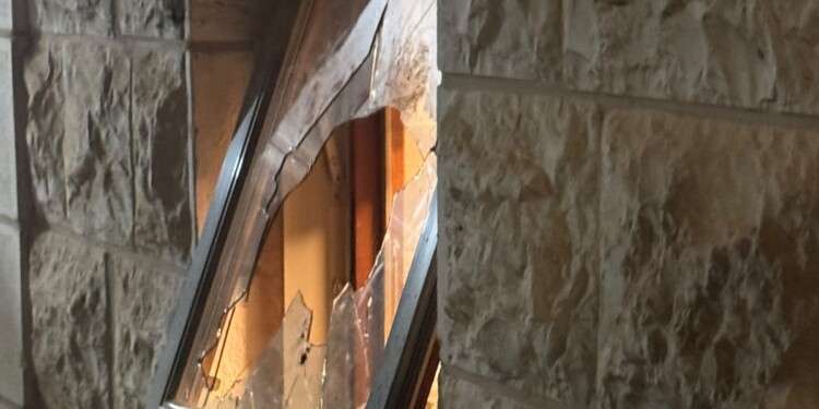 הזרם הקיצוני הפגין בביתו של השופט סולברג וגרם נזקים