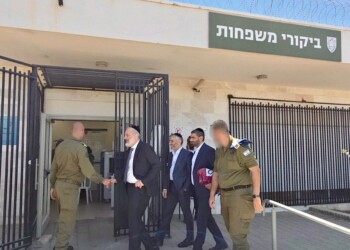 דרעי וגולדקנופף הגיעו לבקר עצורים חרדים בכלא 10
