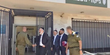 דרעי וגולדקנופף הגיעו לבקר עצורים חרדים בכלא 10