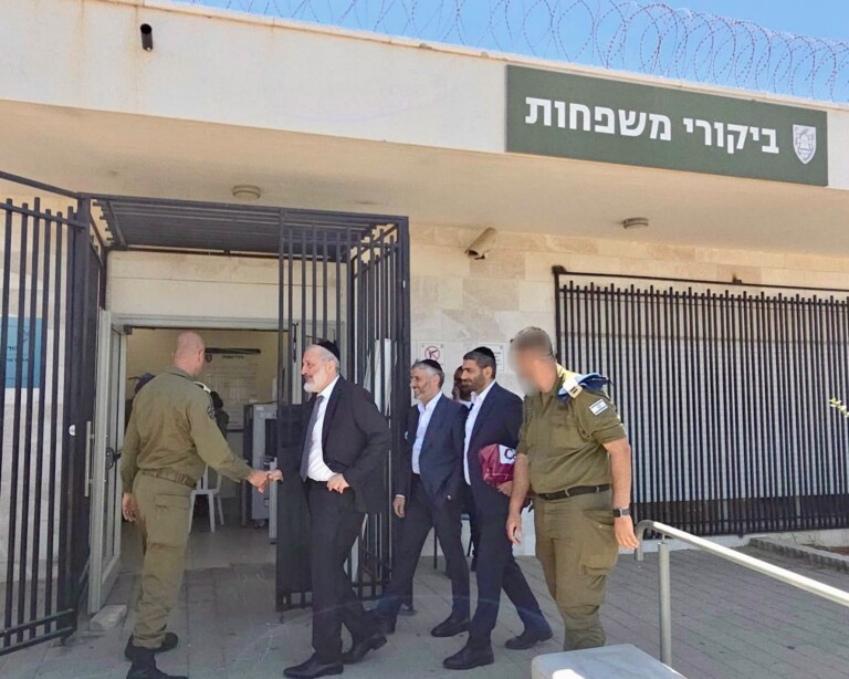 דרעי וגולדקנופף הגיעו לבקר עצורים חרדים בכלא 10