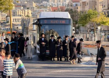 מאות קיצוני בית שמש בהפגנה בעקבות מעצר 3 שפרצו לתחנת המשטרה