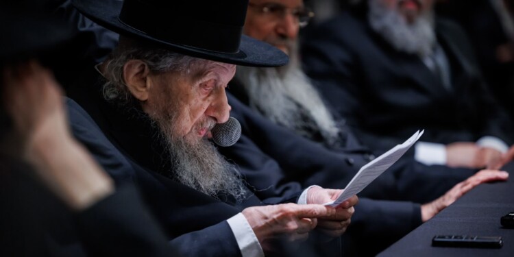 מרן בשיקגו: “בני הישיבות והכוללים בארץ נרדפים ע”י בתי המשפט”