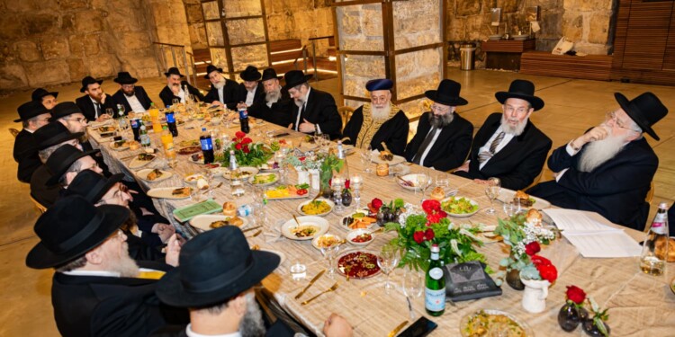 מנהרות הכותל: קבלת פנים חגיגית לשלוחי הרבי מחו”ל לקראת ג’ בתמוז
