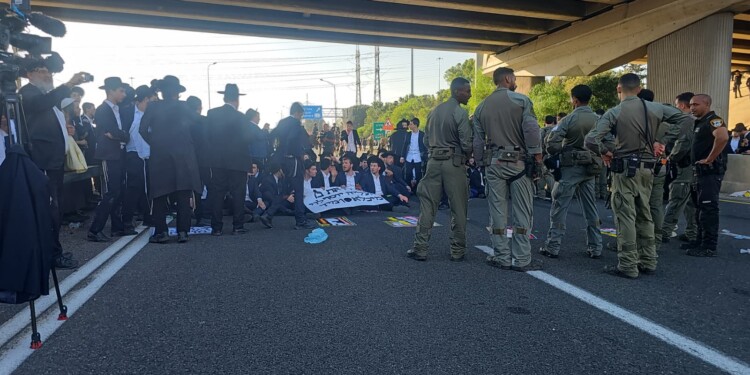 אלפי תומכי הפלג חוסמים את הארץ; כביש 6 ו-4 חסומים לחלוטין