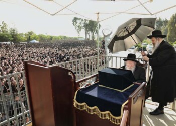 כעשרת אלפים חסידי גור בראשות האדמו”ר במחאה מול כלא 10