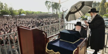כעשרת אלפים חסידי גור בראשות האדמו”ר במחאה מול כלא 10