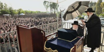 כעשרת אלפים חסידי גור בראשות האדמו”ר במחאה מול כלא 10