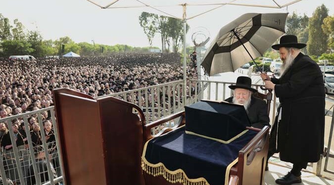 כעשרת אלפים חסידי גור בראשות האדמו”ר במחאה מול כלא 10